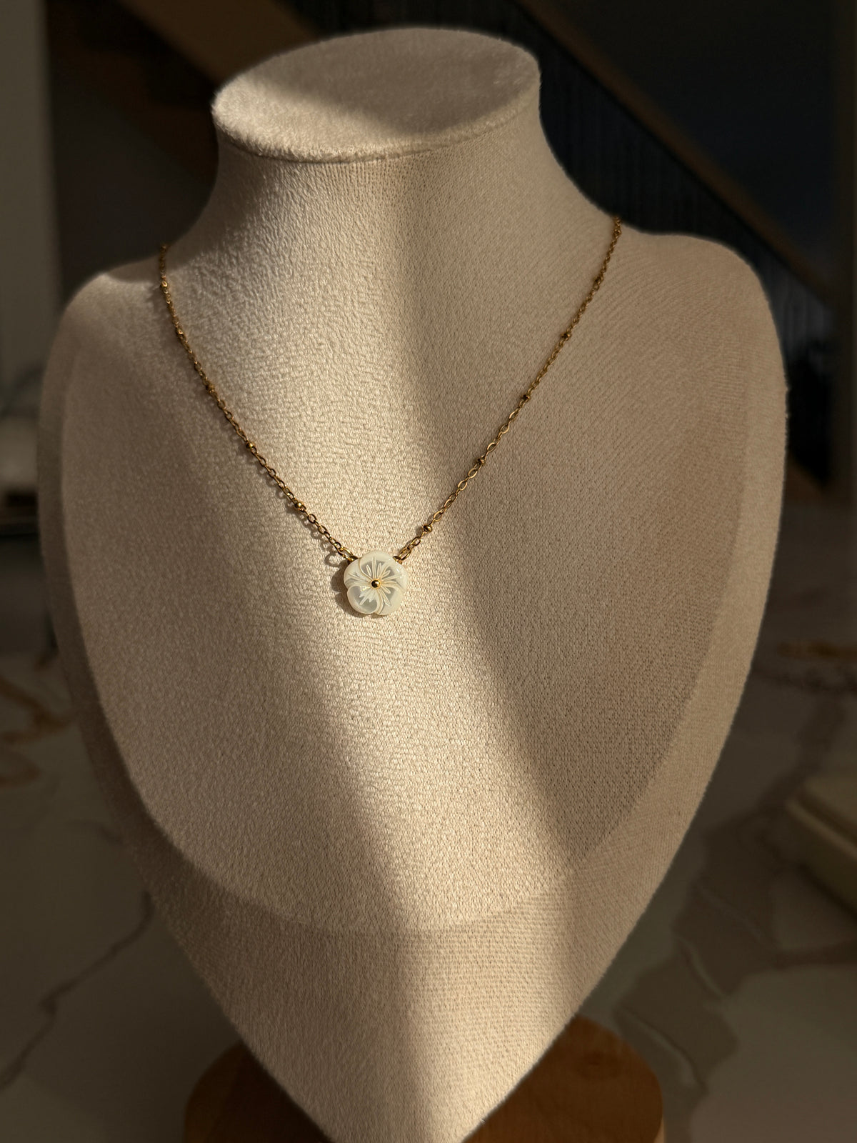 Mother of pearl Flower Necklace